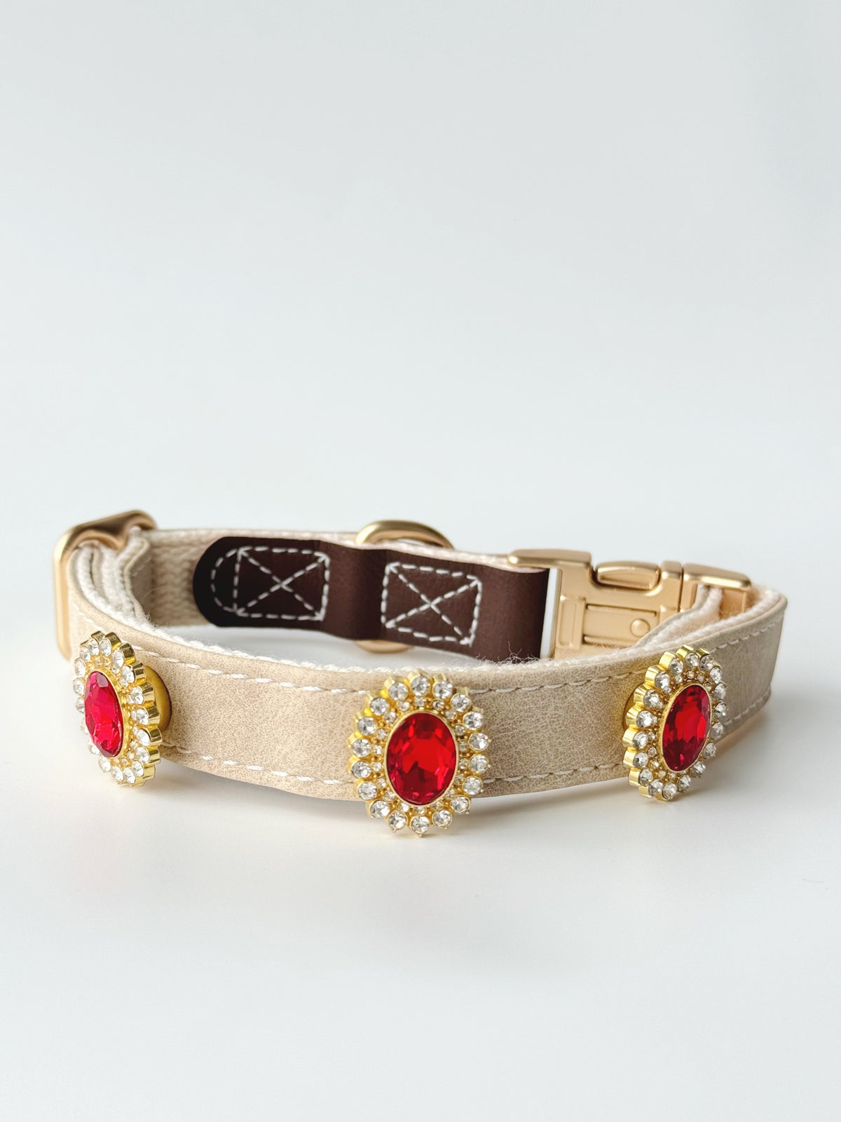S/M cream buckle collar styled with three charms. Every size includes five selectable charms; extra charms and leash sold separately.